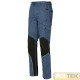 Pantalone tecnico con inserti in tessuto antiabrasione e piping riflettente. Possibilità di regolazione in lunghezza e larghezz